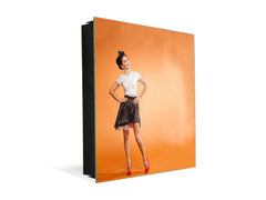 Petite armoire pour les clés avec décoration au choix K13 Belle fille en levant