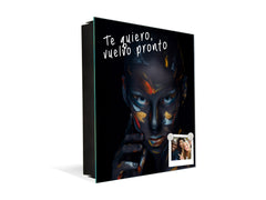 Petite armoire pour clés avec motif au choix K01 Jeune femme poser