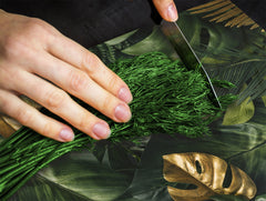 Induction Cooktop Cover Kitchen Board – Impact Resistant Glass Pastry Board – Heat resistant; MEASURES: SINGLE: 60 x 52 cm (23,62” x 20,47”); DOUBLE: 30 x 52 cm (11,81” x 20,47”); D31 Tropical Leaves Series: Gold-green jungle