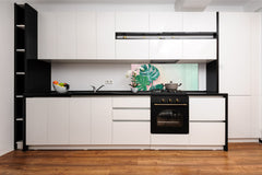 Impresionante arte de pared de vidrio - Salpicadero de cocina de gran formato con y sin revestimiento posterior de metal - Serie Hojas Tropicales: Monstera sobre fondo rosa