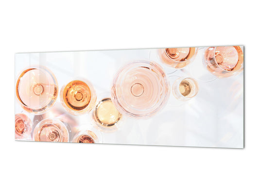 Großformatige Küchenwandpaneele aus gehärtetem Glas mit Metallrückwand – und ohne: Roséwein im Glas
