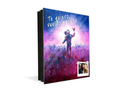 Wandmontierter Schlüsselhalter K11 Astronaut mit Alien-Schmetterling