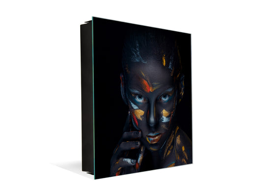 Petite armoire pour clés avec motif au choix K01 Jeune femme poser