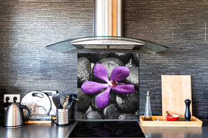 Einzigartiges Glas-Küchenpanel – Hartglas-Rückwand – Kunstdesign Glasaufkantung BS02 Serie Stein: Flower On The Stone 2