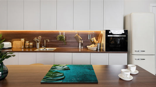 Induction Cooktop Cover Kitchen Board – Impact Resistant Glass Pastry Board – Heat resistant; MEASURES: SINGLE: 60 x 52 cm (23,62” x 20,47”); DOUBLE: 30 x 52 cm (11,81” x 20,47”); D31 Tropical Leaves Series: Tropical leaves background