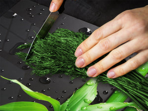 Tabla de cortar decorativa de cristal templado y cubre vitro – Dos en Uno – Resistente a golpes y arañazo; D08 Serie Naturaleza: Bambú con gotas