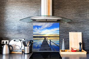Einzigartiges Glas-Küchenpanel – Hartglas-Rückwand – Kunstdesign Glasaufkantung BS20 Serie Meerwasser:  Pier Lake Mountains