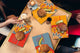 Lot de 4 planches à découper – Lot de 4 plateaux à fromage ; MD02 Série Mandalas: Mandala en couleurs.