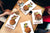 Vier Küchen-Schneidbretter – 20 x 30 cm (8 x 12 Zoll) Glas-Hackbretter; MD08 Full of Color Series: Aztec chocolate design