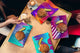 Set da quattro taglieri decorativi in vetro – Piatti da portata – Taglieri da formaggio; MD09 Serie di pittura astratta: Cosmo alla moda