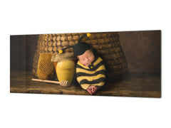 Panel de pared de gran formato con respaldo de chapa metálica magnética y no magnética: Lindo bebé con traje de abeja 