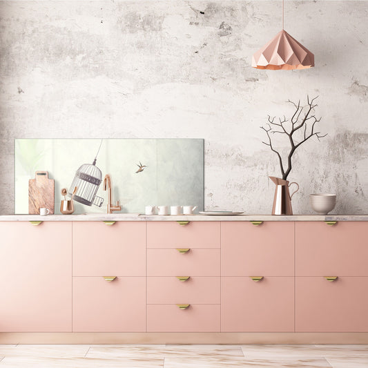 Tempered Glass magnetic and non magnetic splash-back in wide-format: Flight to freedom