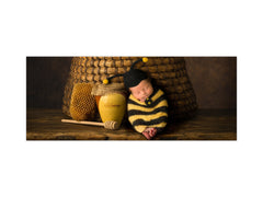 Panel de pared de gran formato con respaldo de chapa metálica magnética y no magnética: Lindo bebé con traje de abeja 